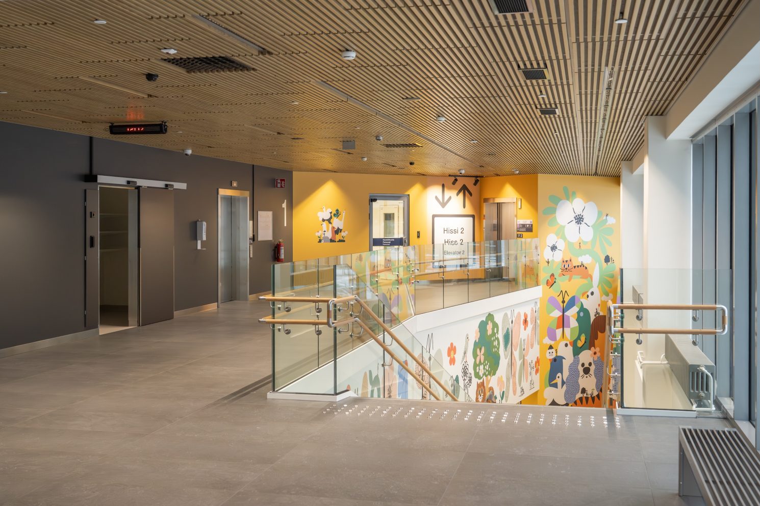 Jorvin uuden osastorakennuksen lasten vastaanottojen portaikko, jossa seinillä kuvia.